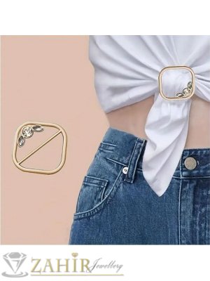 Изящна метална катарама подходяща за шал или дреха с бели кристали на златиста основа мат, размер 4 см - B1503